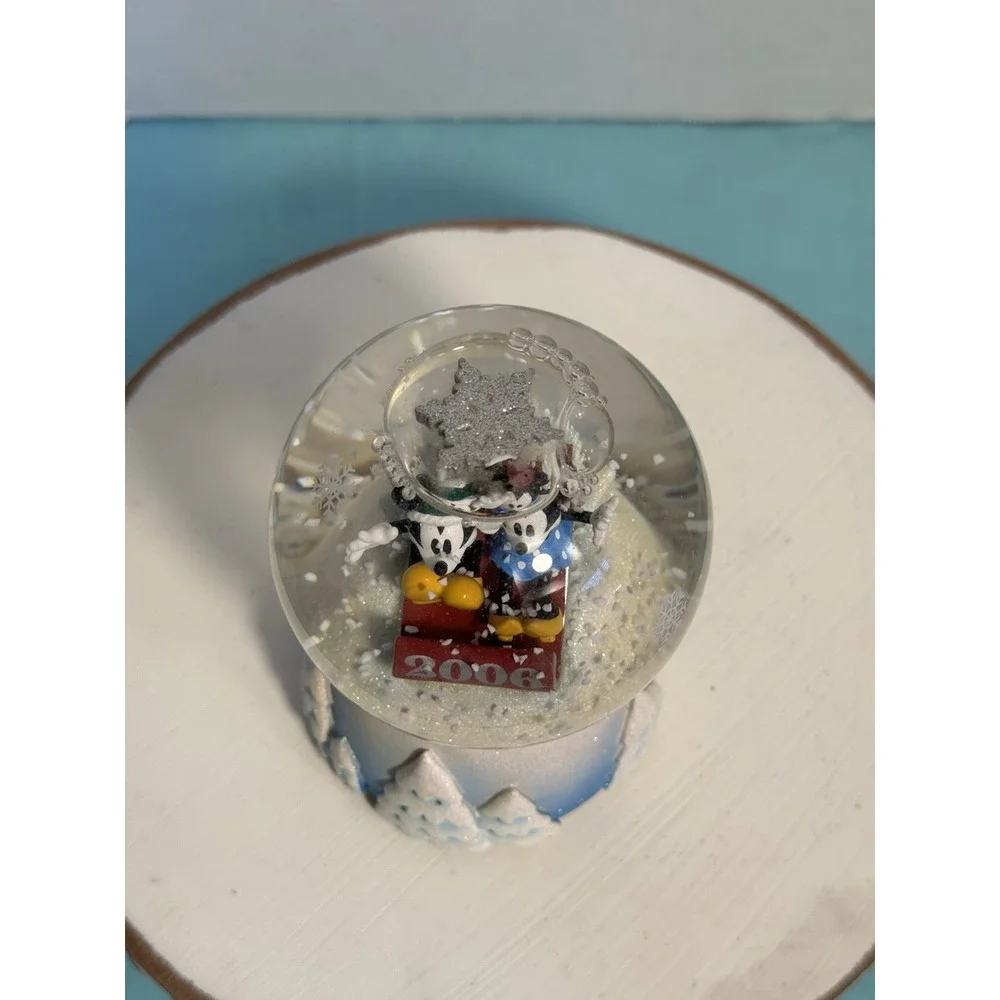 Sep13_7 Disney Mickey and Minnie Christmas Snowglobe‎ 2006 No Box
